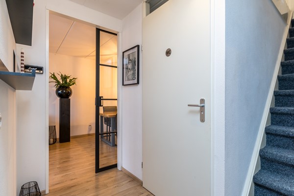 Foto - Te koop: Moderne instapklare drive-inwoning met garage, 3 slaapkamers, balkon met prachtig uitzicht en geheel bestraatte onderhoudsvriendelijke tuin met tuinkamer gelegen aan de rand van Heerlen.